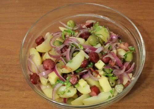 Alman Simidi İle Sosis Salatası